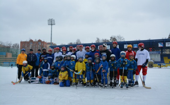 Сборная России по хоккею с мячом провела мастер-класс для юных хоккеистов «Зоркого»