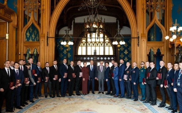 Вместе с Министром иностранных дел РФ Сергеем Лавровым статс-секретарь – заместитель Министра обороны РФ, председатель фонда «Защитники Отечества» Анна Цивилева вручила дипломы ветеранам СВО – выпускникам программы профессиональной переподготовки «Управле