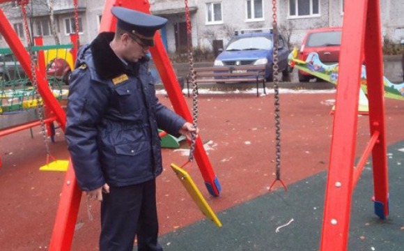 В Московской области контролируют состояние детских площадок