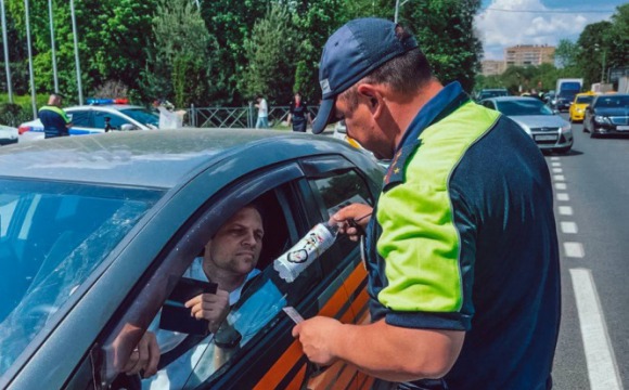На дорогах Московской области сотрудники Госавтоинспекции раздают бутилированную воду и мороженое