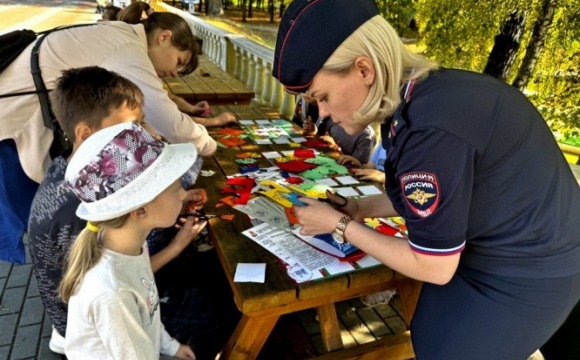 Сотрудники подмосковной Госавтоинспекции для отдыхающих парка ПКиО "Ивановские пруды" провели творческий мастер-класс «Засветить» по изготовлению световозвращающих аксессуаров.