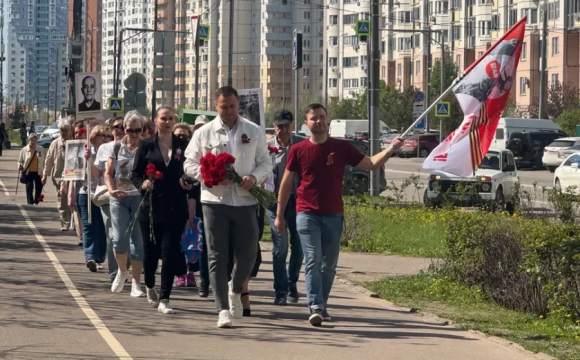 Участники Красногорского центра «Активное долголетие» приняли участие в шествии «Бессмертного полка»