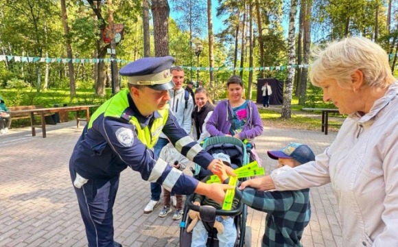 Подмосковные автоинспекторы учат детей быть заметными на дороге