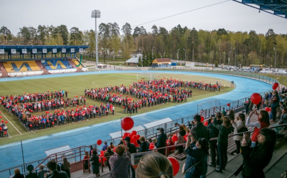 Участники флешмоба «Под знаменем Победы» выпустили 1418 шаров в небо  Красногорска