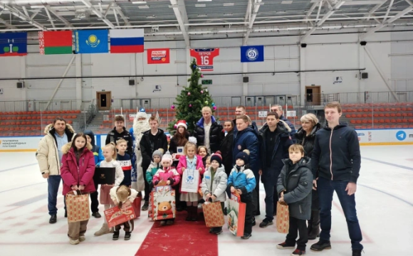 В Академии хоккея имени Владимира Петрова прошла благотворительная акция «Ёлка желаний»