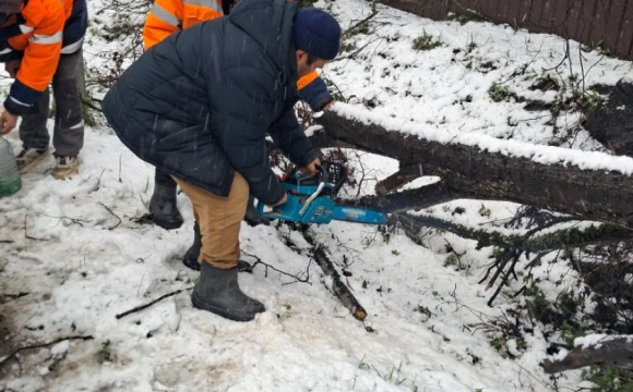 Апрельский снег в Красногорске: весна взяла паузу, а дворники - лопаты