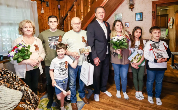 Дмитрий Волков поздравил семью героя СВО Романа Романова с Днем Великой Победы