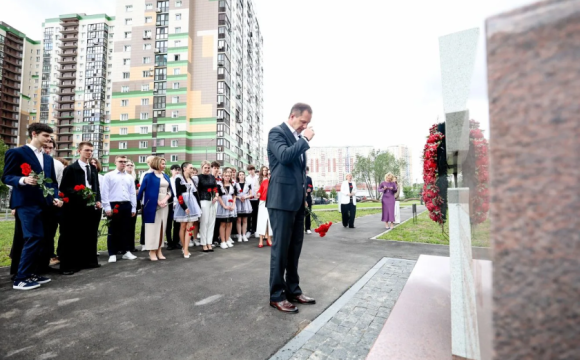 Дмитрий Волков вместе с выпускницей школы «Мозаика» возложил цветы к мемориалу участников СВО