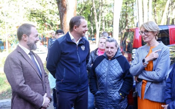 Дмитрий Волков и Сергей Колунов встретились с жителями пострадавшего от пожара дома в Архангельском