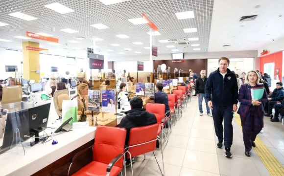 Дмитрий Волков проверил работу МФЦ в ТЦ «КитМолл»