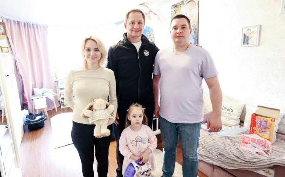 Дмитрий Волков навестил семью Героя СВО Вадима Сергеевича и поздравил с рождением сына