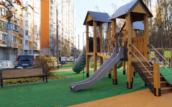 В Красногорске обновили детскую площадку на Пушкинской улице