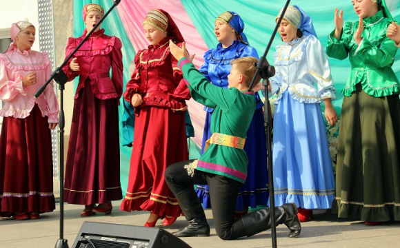 9 сентября на площади перед Домом культуры «Луч» состоялась праздничное народное гулянье «Казачье подворье»