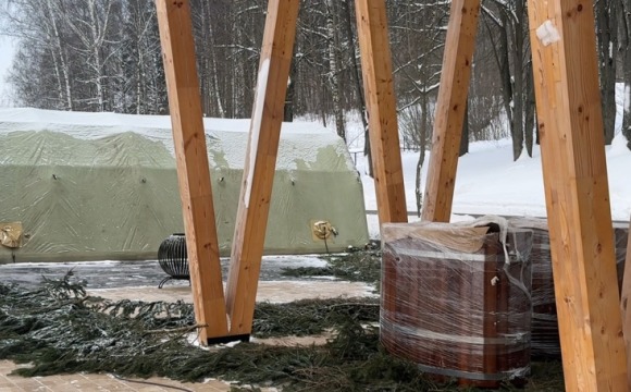 Финальные приготовления к православному празднику Крещение Господне в Красногорске