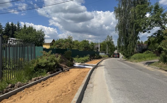 Новые тротуары и асфальт: в деревне Поздняково начались дорожные работы