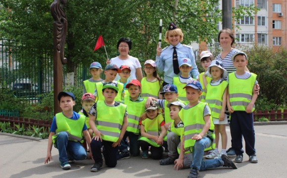 Госавтоинспекторы Красногорска провели с детьми занятие по правилам дорожного движения