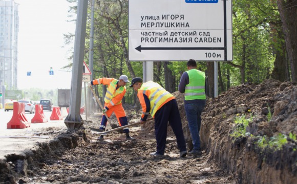 Строительство тротуара ведется на Волоколамском шоссе в Красногорске