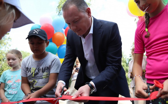 Новую детскую площадку открыли в микрорайоне Изумрудные холмы