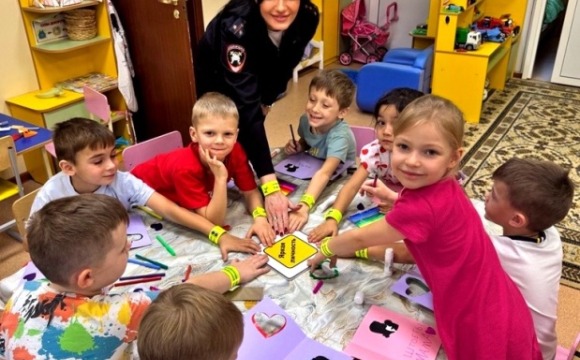Сотрудники Подмосковной Госавтоинспекции провели для детей мастер-класс по созданию тематических открыток ко Дню матери.