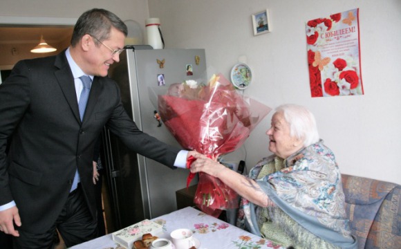 Со столетним юбилеем поздравил Эмилию Макаренко глава городского округа Красногорск
