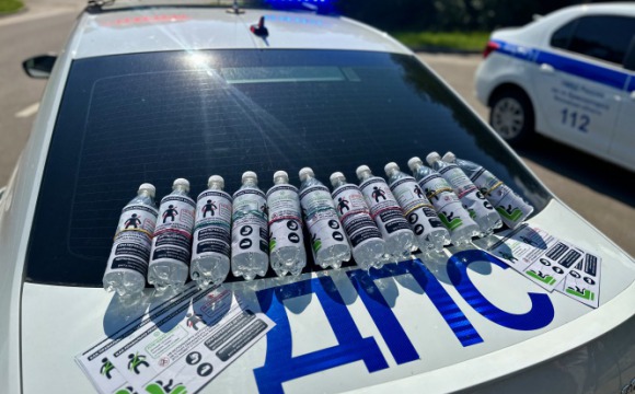 Сотрудники Госавтоинспекции Красногорска и волонтёры раздавали питьевую воду водителям