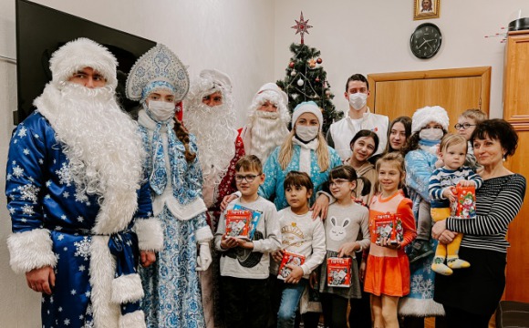 Участники новогоднего автопробега Дедов Морозов подмосковной «Молодой Гвардии Единой России» приехали в Красногорск