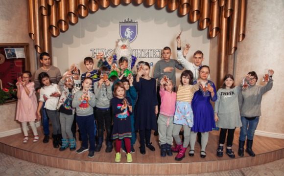 В Красногорске провели благотворительную ёлку для детей с особенностями здоровья