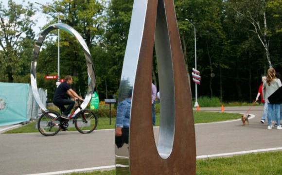 2 парковые скульптуры из парка Зарядье переехали в парк имени Ларисы Лазутиной в Одинцово