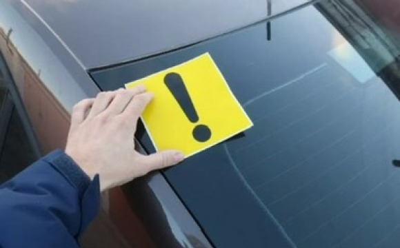 Ваш попутчик на дорогах: почему знак «Начинающий водитель» — это важно