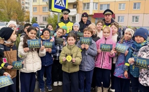 В рамках социального раунда «Засветись» Подмосковье автоинспекторы  помогают учащимся прокладывать безопасные маршруты в школу