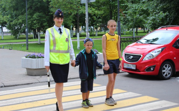 Подмосковные госавтоинспекторы провели для юных пешеходов мастер-класс по безопасному переходу проезжей части