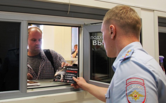Подмосковные Госавтоинспекторы провели правовой ликбез с посетителями автозаправочных станций