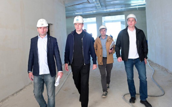 Дмитрий Волков проверил ход строительства школы в ЖК «Пятницкие кварталы»