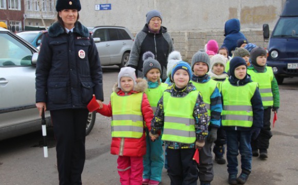 Дошкольников Красногорска научили переходить дорогу