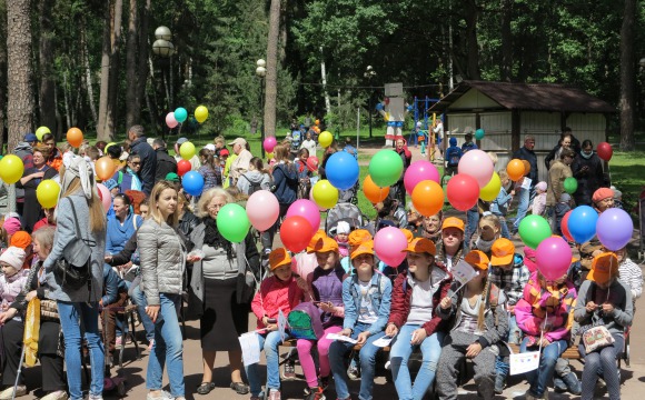 Свыше 400 жителей Красногорска приняли участие в торжественном параде многодетных семей