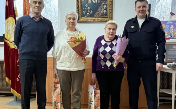 Полицейские и общественники в Красногорске поздравили женщин - ветеранов органов внутренних дел с Международным женским днем