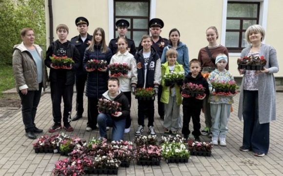 Участковые в Красногорске присоединились к акции «Цветы Победы»