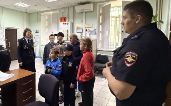 Сотрудники полиции в Красногорске провели для школьников экскурсию в Управлении МВД