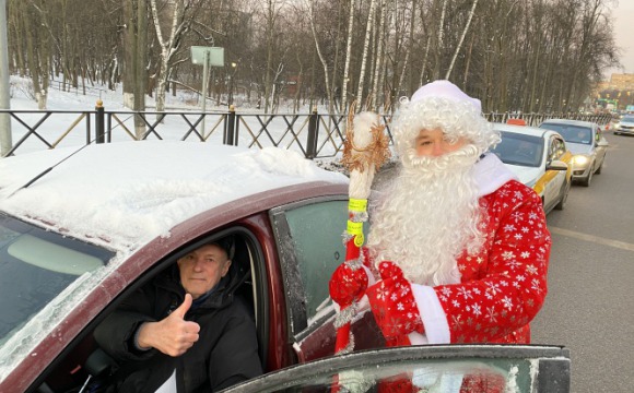 Госавтониспекторы провели новогоднюю акцию «Деду Морозу обещаю – ПДД не нарушаю!»