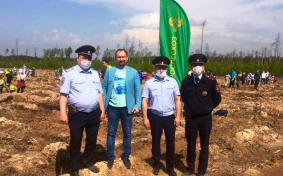 В Красногорске сотрудники полиции и общественник присоединились к акции «Лес Победы»