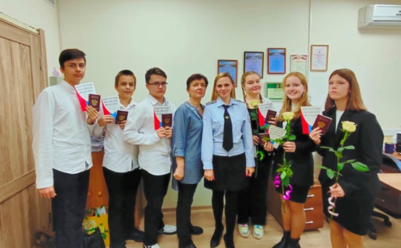 В Красногорске в рамках акции «Мы – граждане России!» полицейские вручили школьникам паспорта