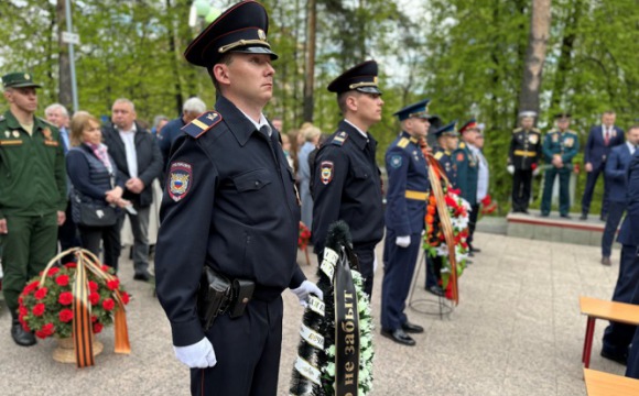 В Красногорске полицейские приняли участие в церемонии возложения цветов к Вечному огню