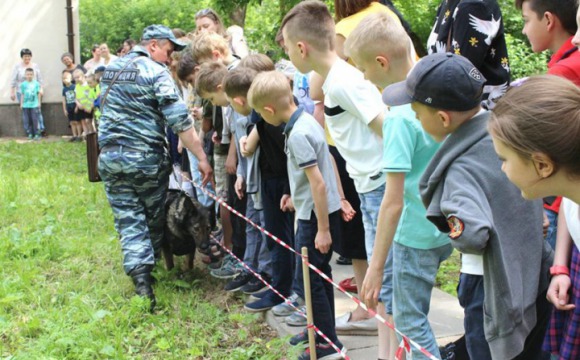 В Красногорске полицейские провели акцию «Со служебной собакой в гости к детям»