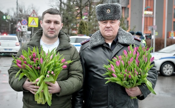 «ЦВЕТЫ ДЛЯ АВТОЛЕДИ» - ПОЗДРАВИТЕЛЬНАЮ АКЦИЮ С ТАКИМИ НАЗВАНИЯМ ПРОВЕЛА ПОДМОСКОВНАЯ ГОСАВТОИНСПЕКЦИЯ