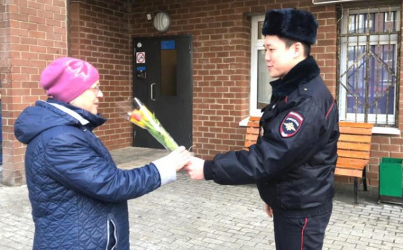 Полицейские УМВД России по г.о. Красногорск присоединились к акции  «8 Марта – в каждый дом»