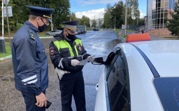 В Красногорске проверили водителей такси