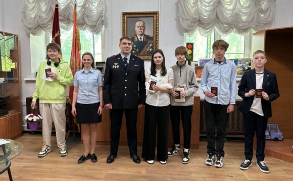 В Красногорске в преддверии Дня России полицейские вручили первые паспорта юным гражданам