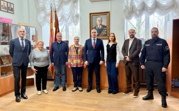 Полицейский и общественники в Красногорске поздравили женщин-ветеранов органов внутренних дел с весенним праздником