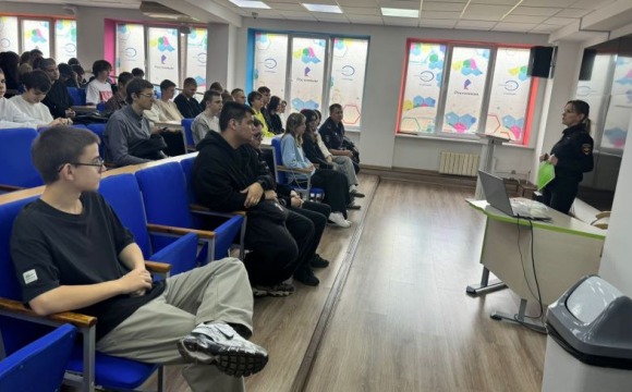 Полицейские УМВД России по г.о. Красногорск провели акцию «Будь в форме» для студентов