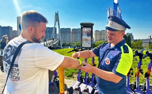Госавтоинспекторы в Красногорске разъяснили участникам дорожного движения о правилах использования средствами индивидуальной мобильности